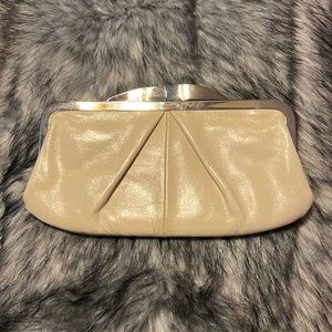 HOBO INTERNATIONAL CREAMY BEIGE LEATHER CLUTCH SILVER CHAIN HANDBAG SMALL clean